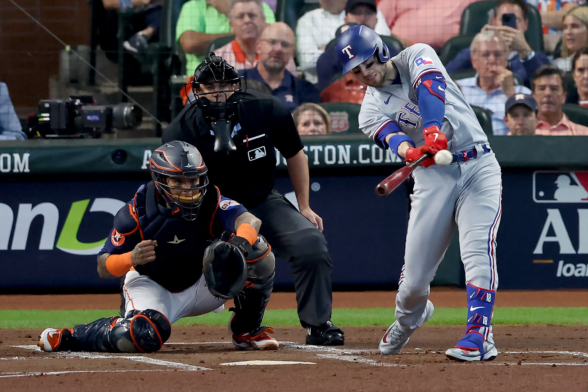 ALCS: Rangers hold off Astros in Game 2 to take commanding series lead